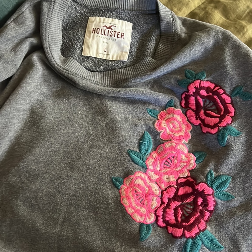 Holllister Floral Embroidered Sweatshirt Size Large - Picture 7 of 9
